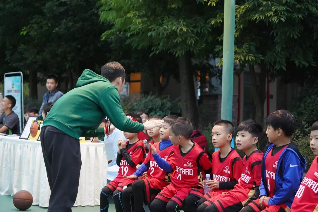 mk体育官网包含今晨成都蓉城备战社区盾金州勇士队长鼓劲备战全明星赛，媒体一致点评：赛前山东男篮备战欧篮联的词条